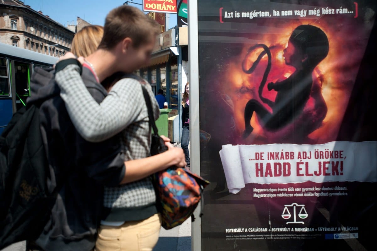 Az unió felszólította Magyarországot, hogy állítsa le az abortuszellenes kampányt