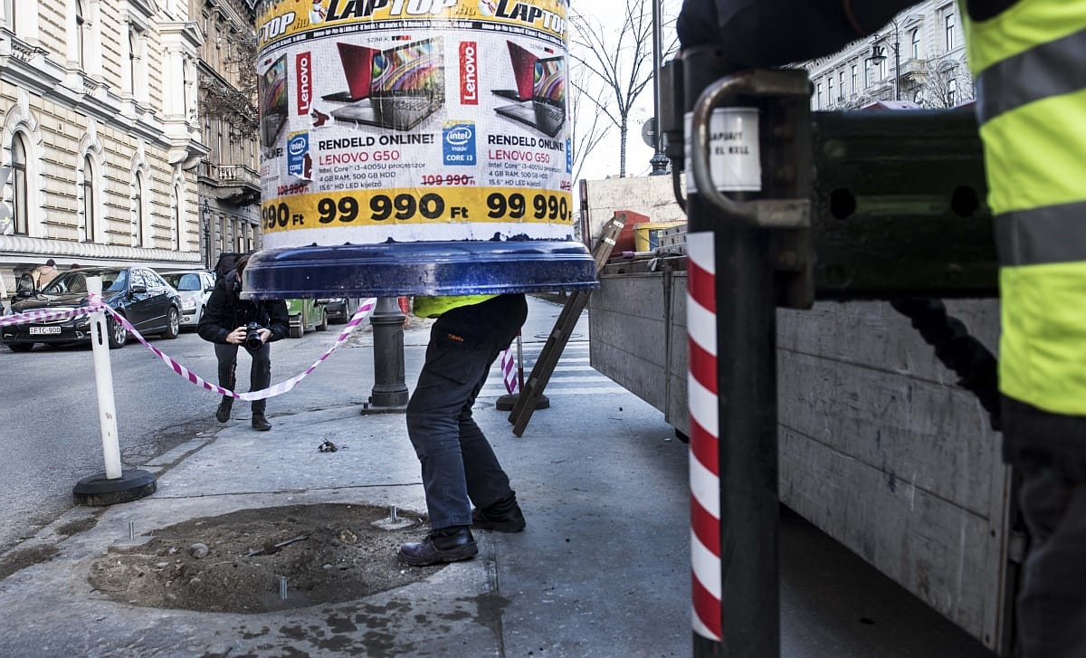 Budapest dadogva húzza az időt Simicskával szemben