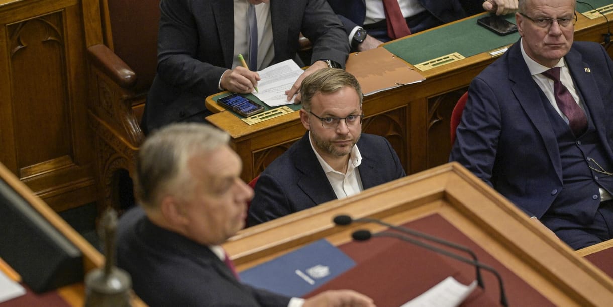 Képeken Orbán Balázs apósának több száz millió forintos Balaton-parti villája