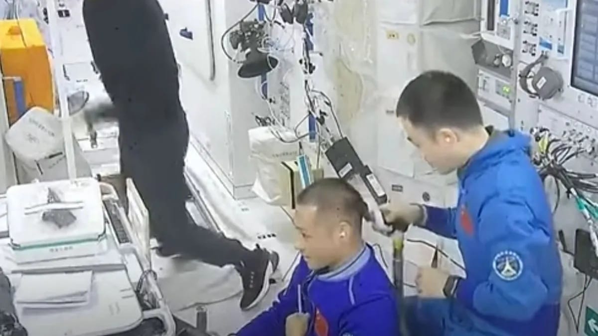 Videóra vették a kínaiak, milyen egy hajvágás az űrben