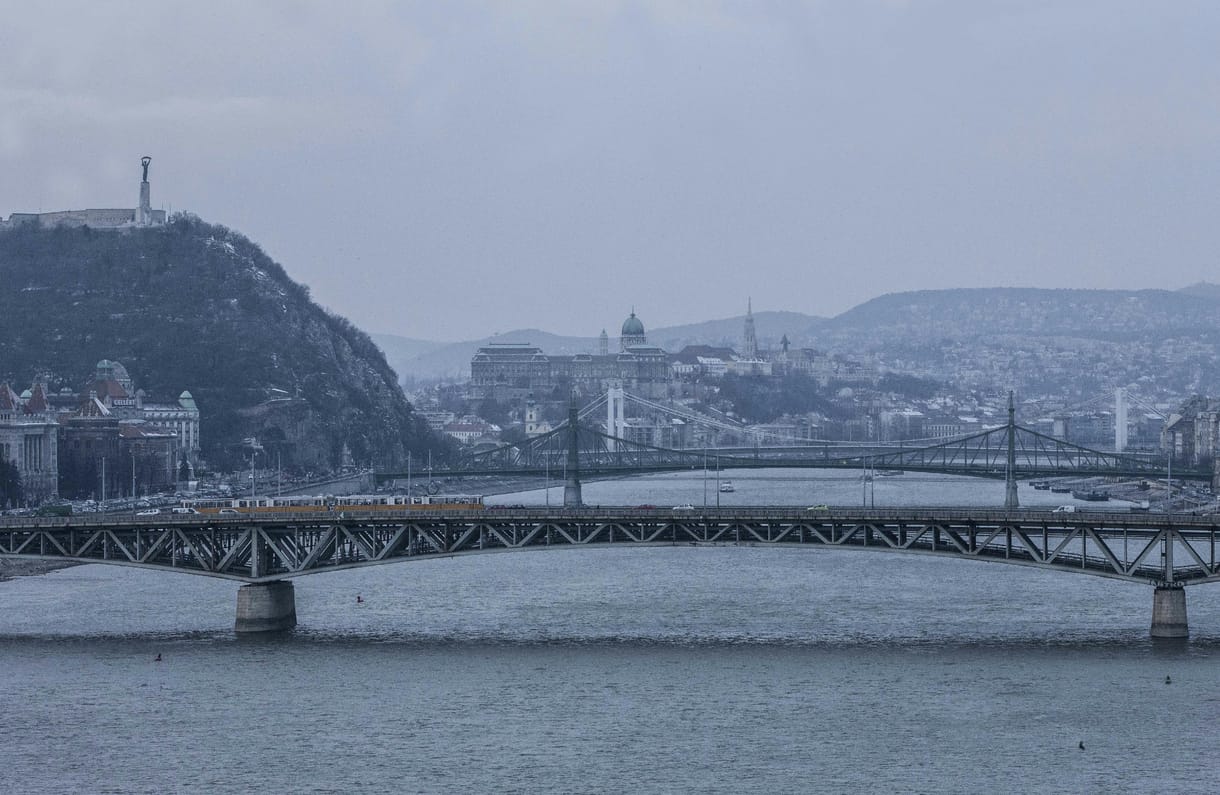 Busz és teherautó ütközött a Petőfi híd budai hídfőjénél, többen megsérültek