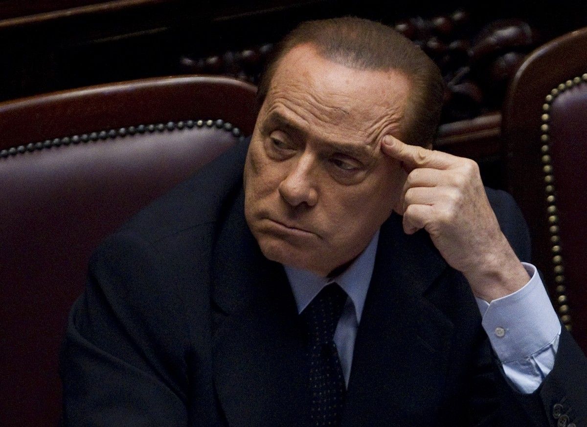Mégis Milánóban állítják bíróság elé Berlusconit