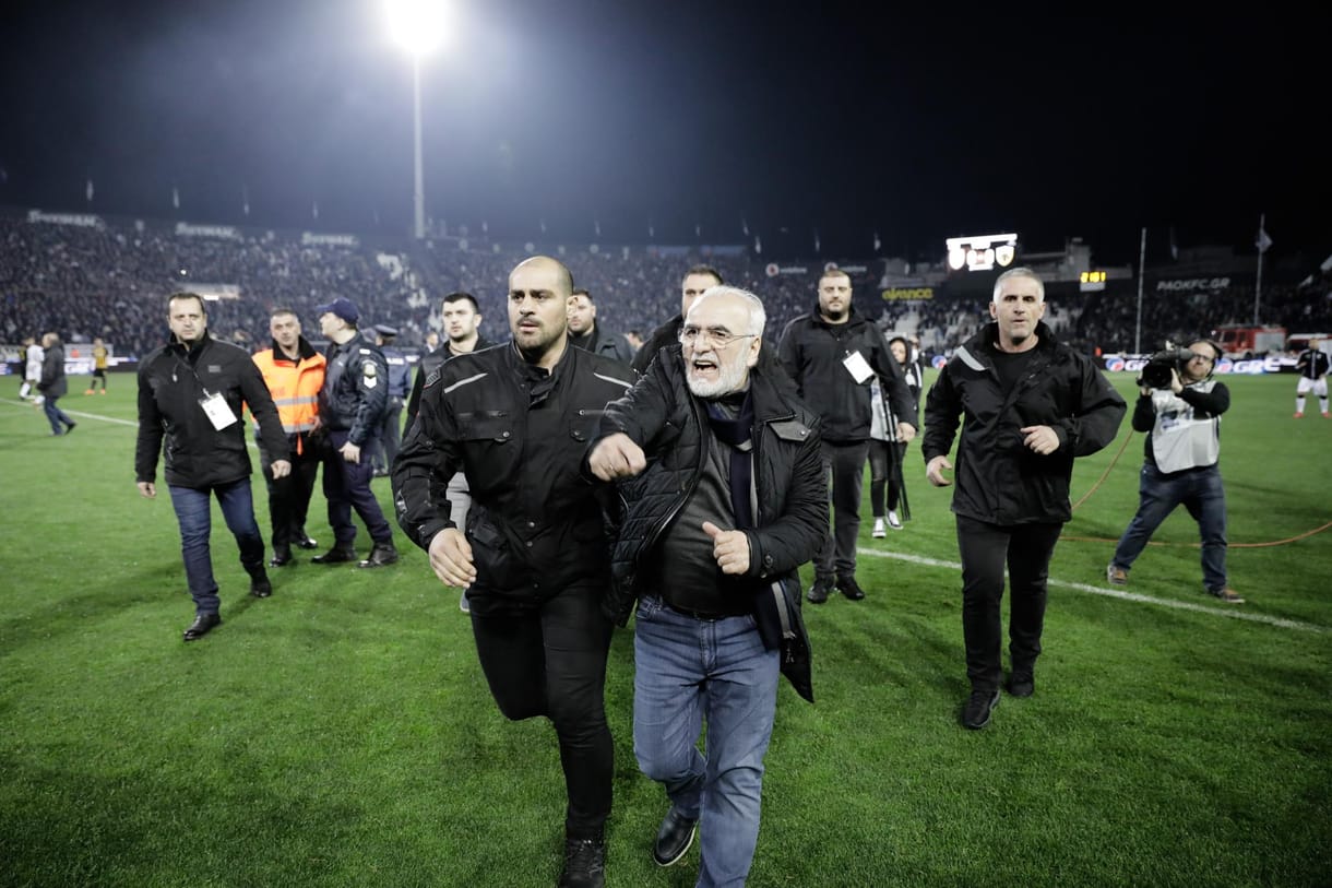 Pisztollyal rohant a gyepre, három évre tiltották el