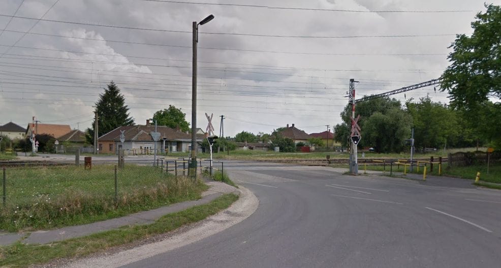 Áll a bál Pusztaszabolcson, elszabták egy méterrel a vasúti átjárót