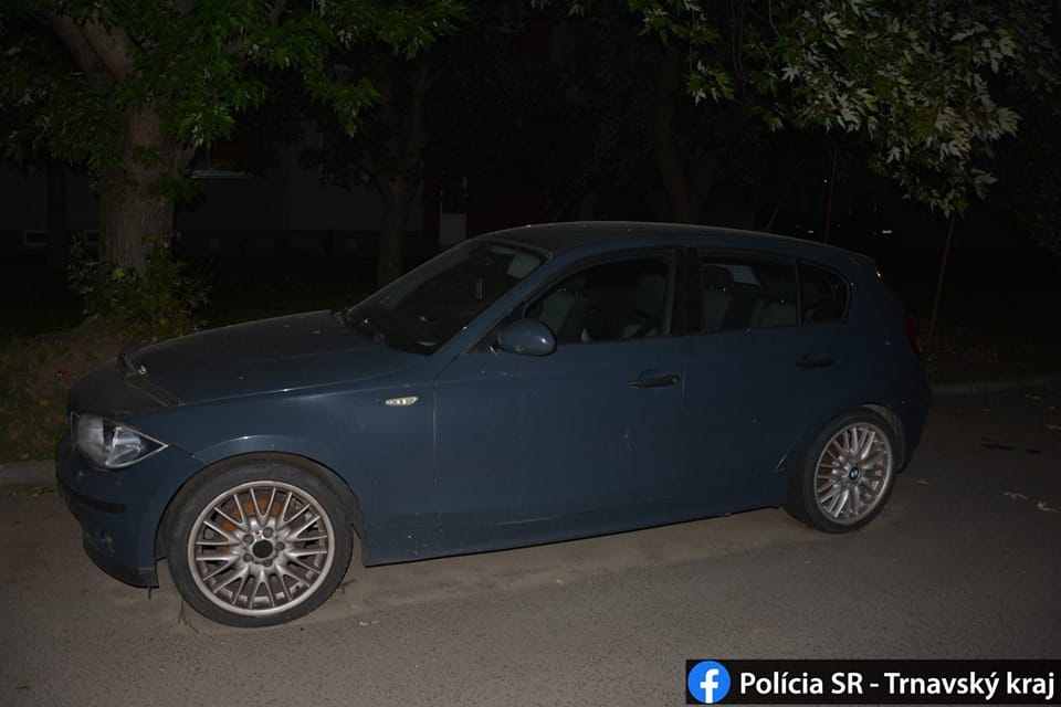 BMW-t akart lopni a tolvaj, de végül a kocsiban ragadt
