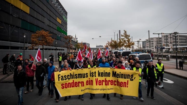 Nácik és antifasiszták vonultak fel Bielefeldben