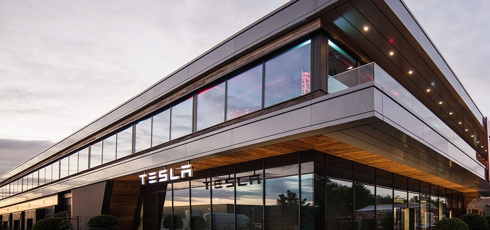 Leépíti első európai üzemét a Tesla