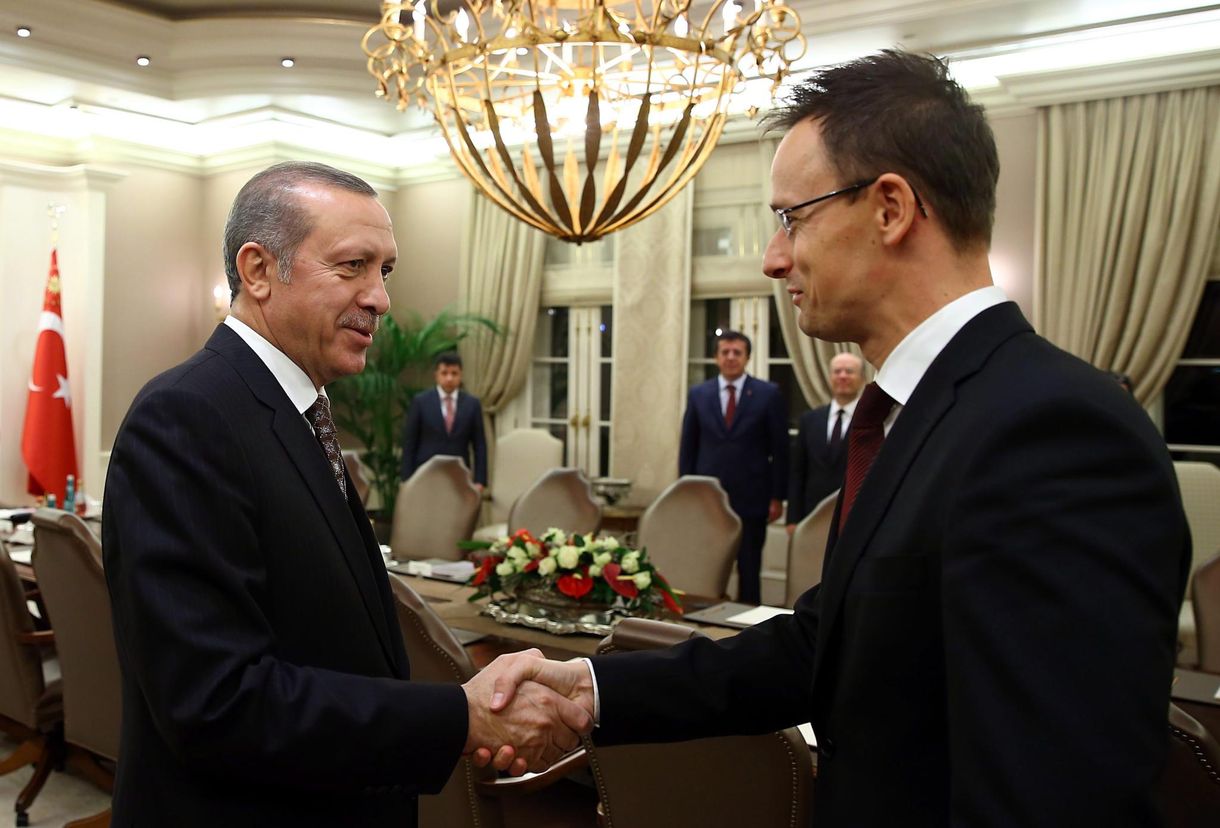 Fotó: Erdogan és Szijjártó kezet ráztak