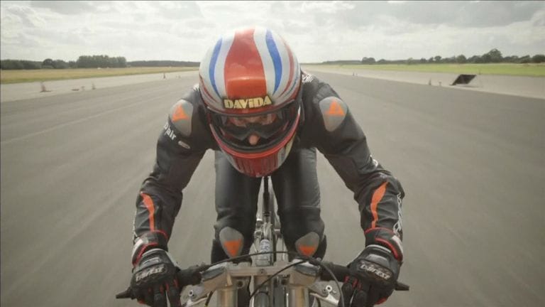 280 km/h-val tekert egy bringás - videó