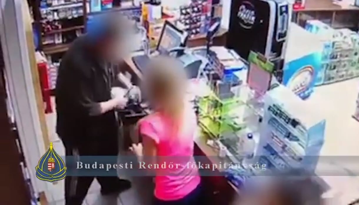Videón, ahogy kirabolnak egy Práter utcai dohányboltot