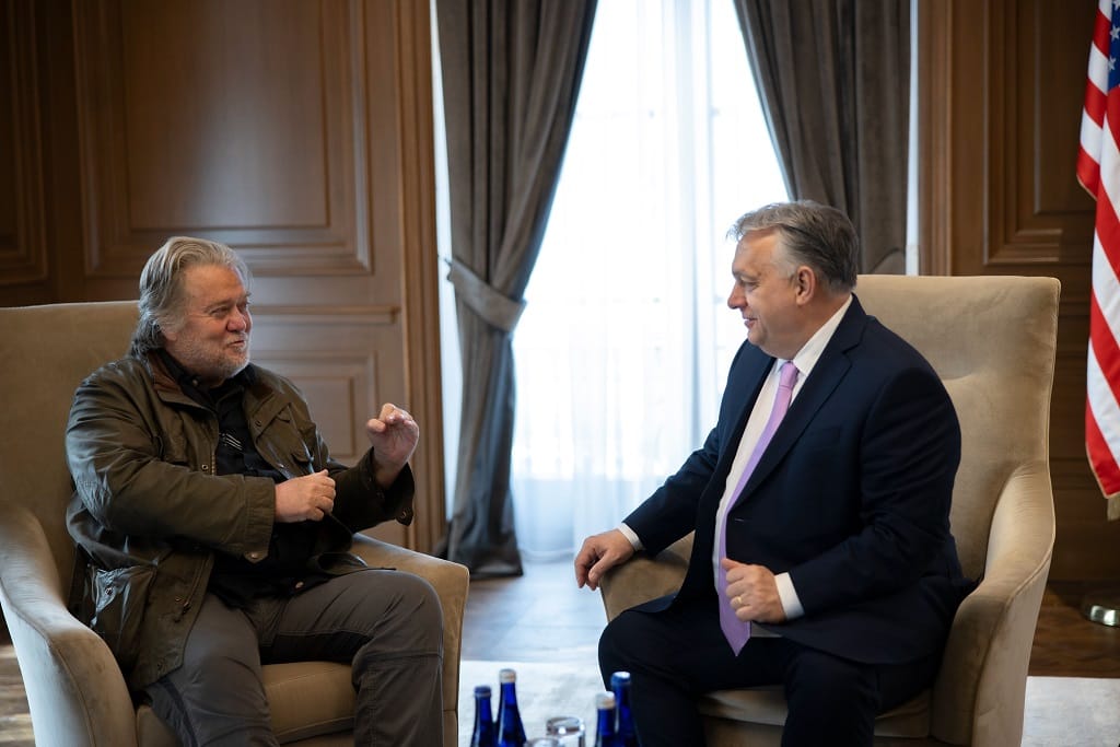 Orbán Trump elítélt korábbi főtanácsadójával találkozott a washingtoni magyar nagykövetségen