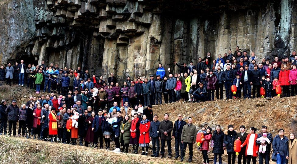 Nincs ennél menőbb családi fotó: egy kínai família 500 tagja pózol
