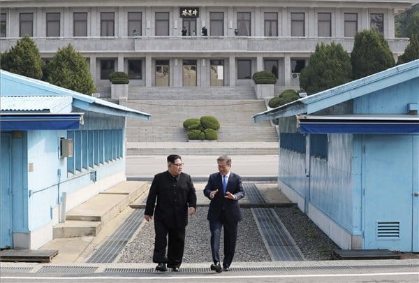 Te is lehetsz Kim Dzsong Un és Mun Dzse In Panmindzsonban!