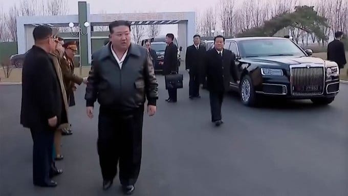 Videó: Putyintól kapott orosz luxusautóval furikázott Kim Dzsong Un