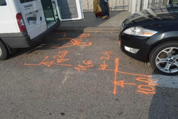 Nem húzta be a kéziféket, az autója nekiszorított egy embert egy teherautónak