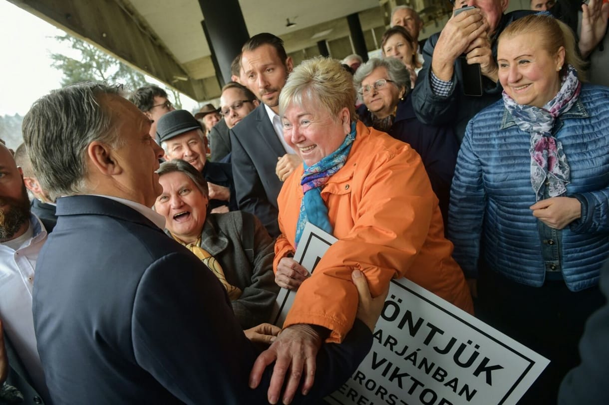 Videó: Így simogatták Orbán Viktort Salgótarjánban