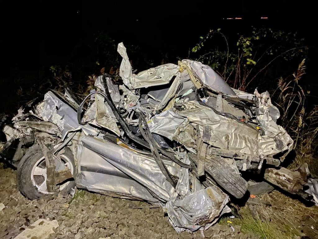 Galacsinná gyűrte a vonat a kocsit, amelyből épp csak ki tudott ugrani a sofőrje – fotók