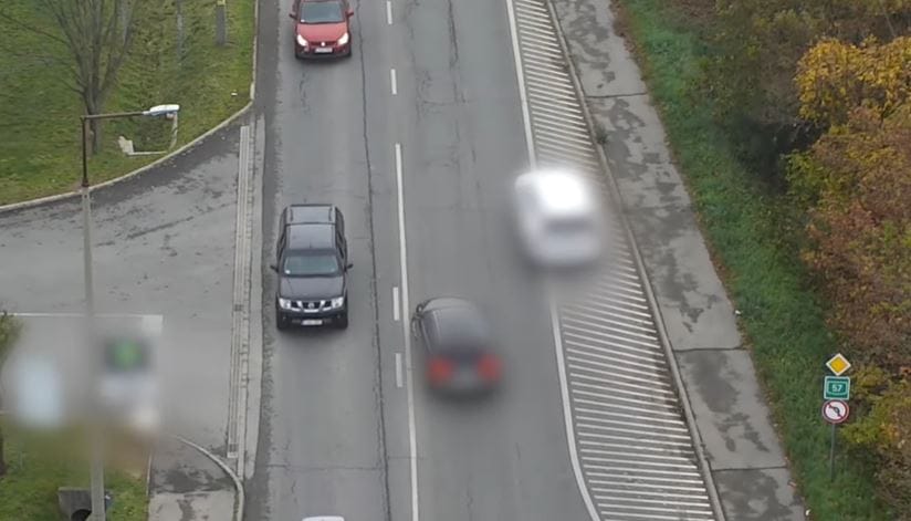 Drónnal figyelték a rendőrök az autósokat, a biztonsági öv hiányát is kiszúrták