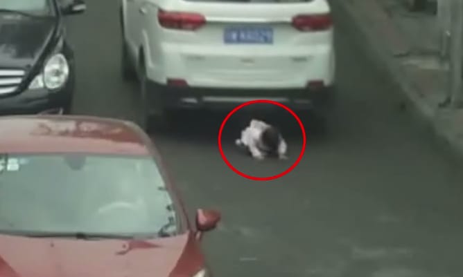 Videó: 2 éves kislány felett hajtott át két terepjáró, de happy end lett a vége