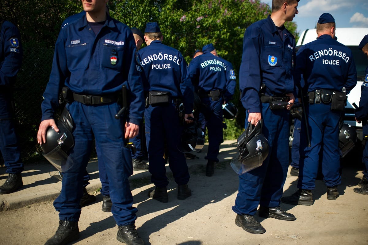 Saját nyugdíjpénzükből vesznek el a rendőrök fizetésére