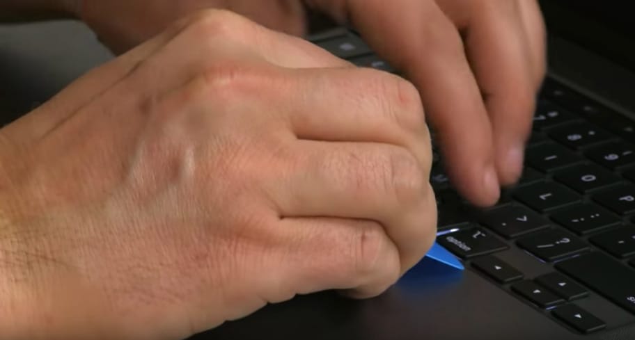 Videó: szétszedték a legújabb MacBook Prót, hogy lássák a különlegességét
