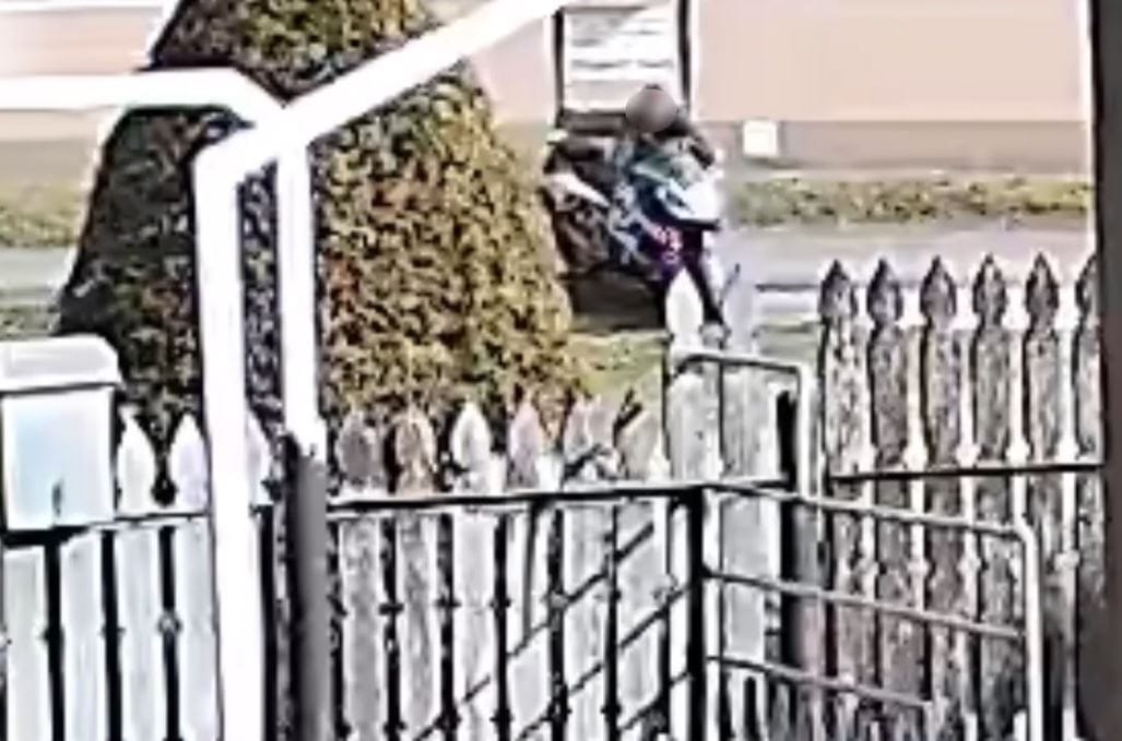 Jó ötletnek tűnt részegen felülni a motorral, de az első árok máshogy gondolta – videó