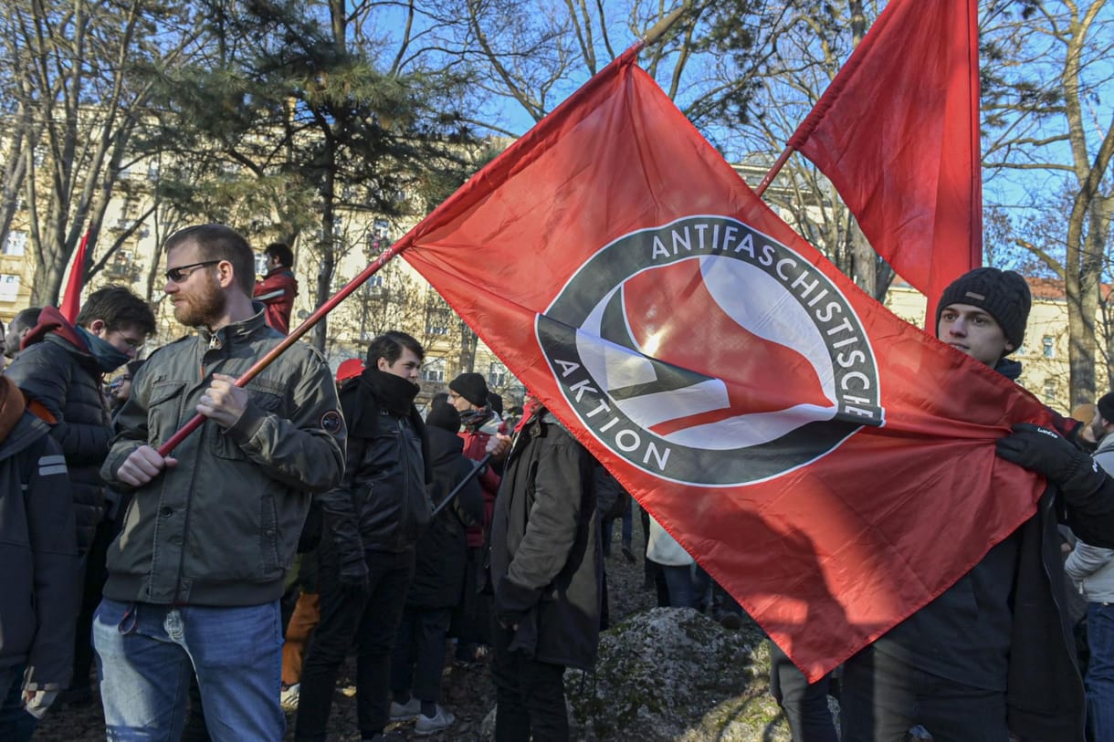 TASZ: Mondvacsinált indokkal bírságolta meg a rendőrség egy antifasiszta tüntetés szervezőjét