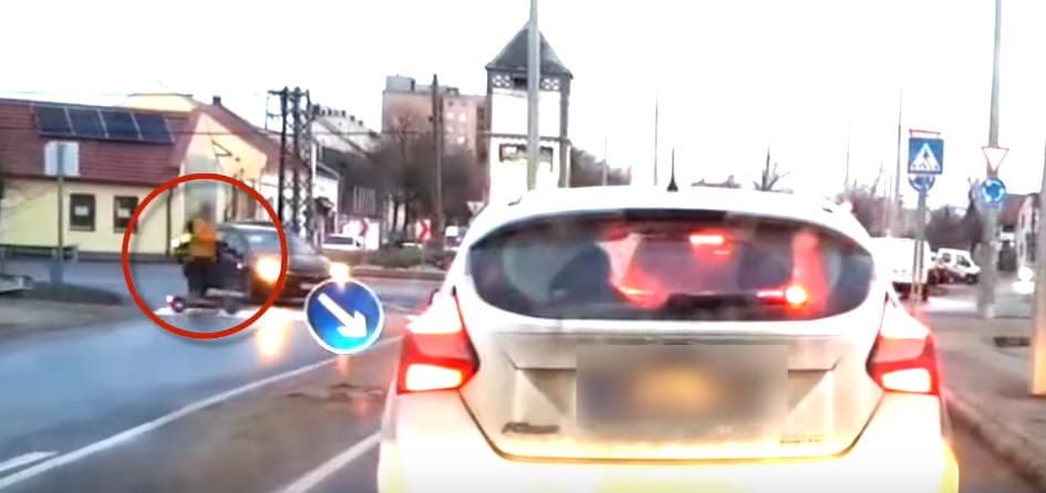 A körforgalomból kijövő autós a zebra közepén csapott el egy rollerest – videó