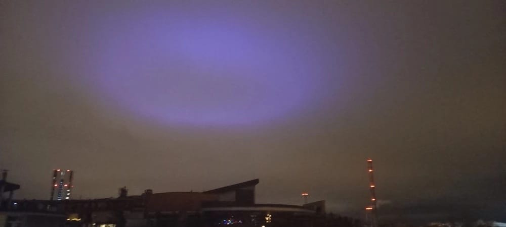 Egy lebegő kék gyűrűt fotóztak le Budapest felett vasárnap este [frissítve] 