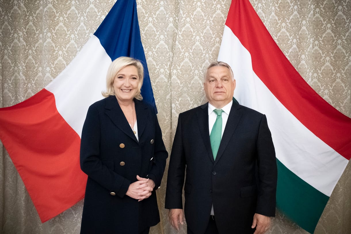 Orbán azért nem volt a Kossuthon, mert a szélsőjobbos Marine Le Pennel tárgyalt