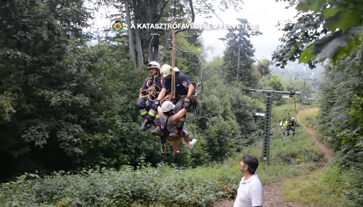 Videó: Libegővel mentettek meg egy bajba jutott kirándulót a tűzoltók