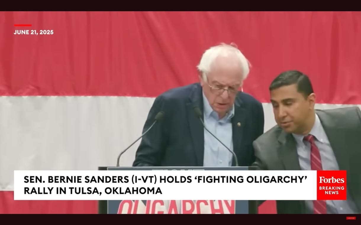 Bernie Sanders beszéd közben, a tömegtől értesült Irán bombázásáról – videó