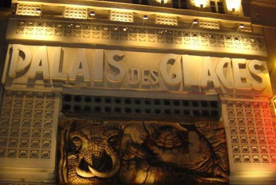 Nudista előadást rendeznek Párizsban, a nézők és a szereplők is pucérak lesznek
