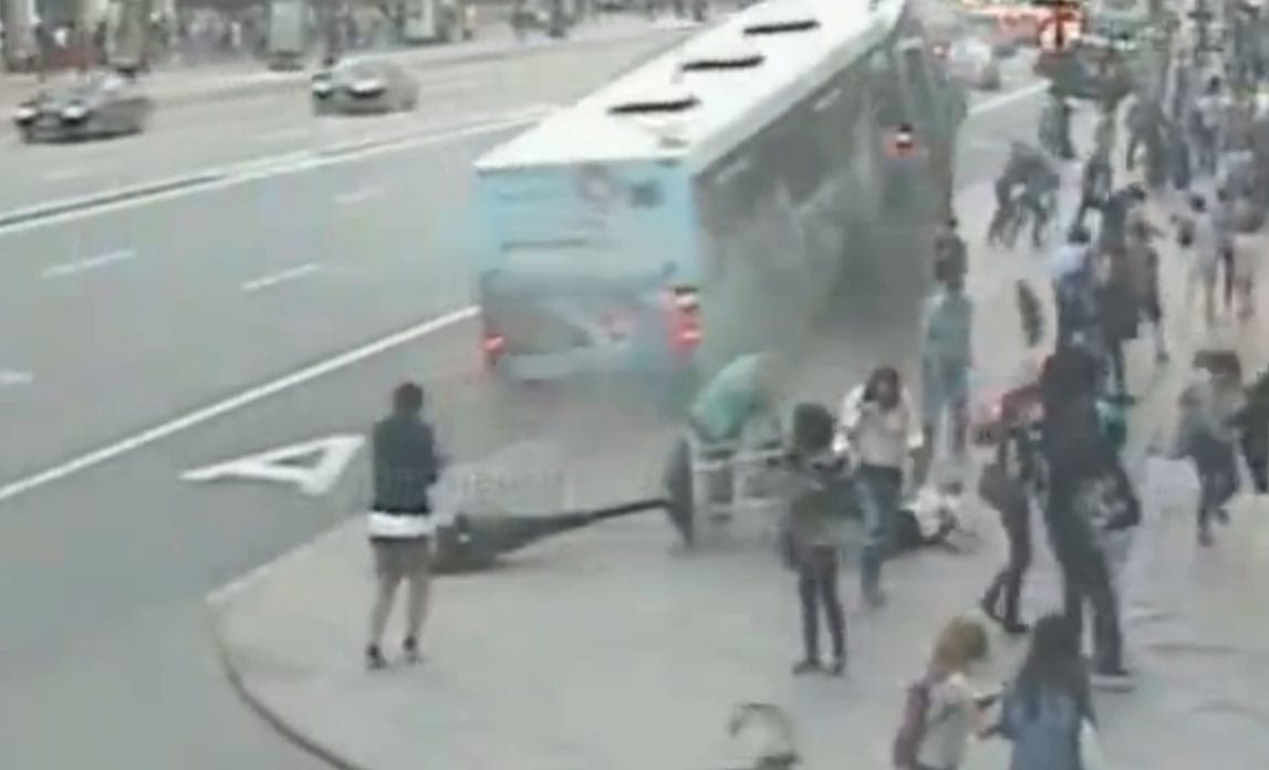 Horrorbaleset: autóbusz csapódott a tömegbe, 26 sérült – videó