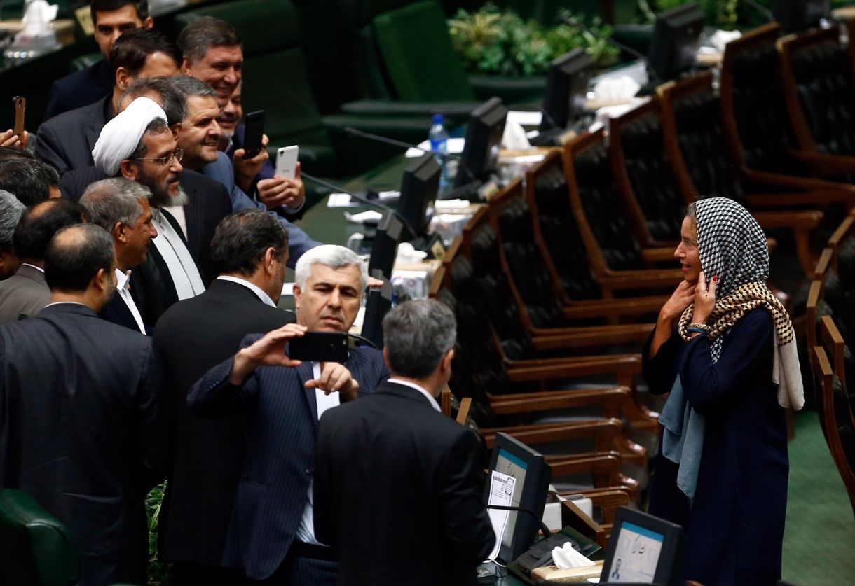 Tűzbe jöttek az iráni képviselők, mert egy nő tévedt a parlamentbe - beindult a mémgyár is