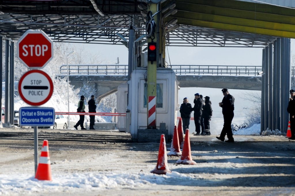 Koszovó lezárta a legforgalmasabb átkelőt a szerbiai határon