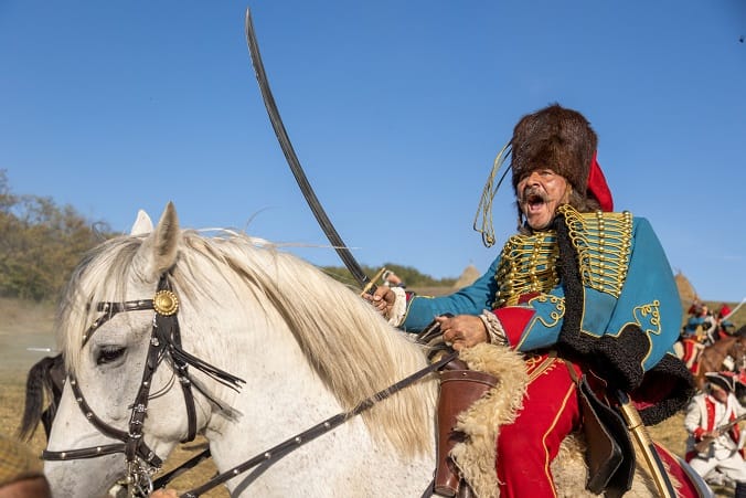 A magyar huszár elfelejti búját-baját, de a néző kínosan unatkozik – megnéztük a Hadikot
