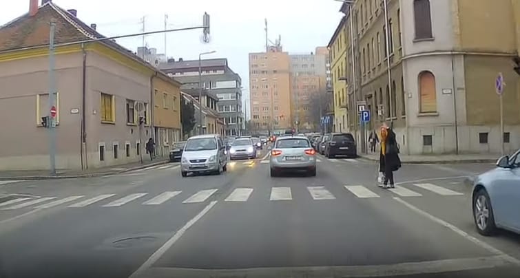 Ennél a zebránál a gyalogosnak járt volna a helyszíni bírság – videó