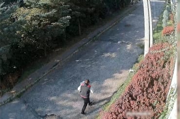 Két kiló drogot felejtett a robogójában egy férfi, miután baleset okozott
