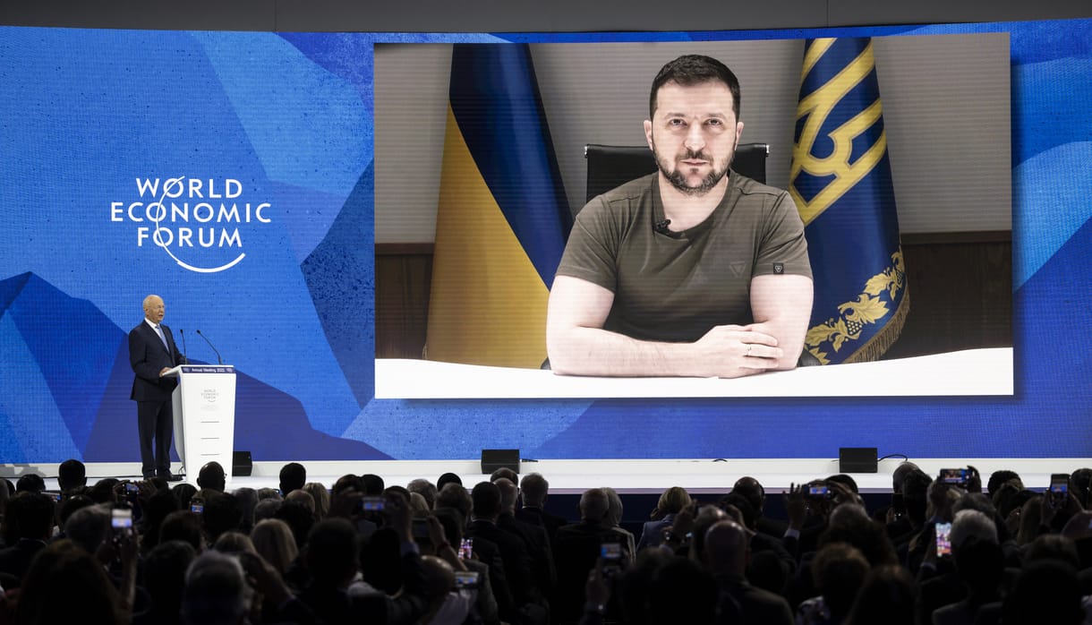 „Maximális szankciókat” sürgetett Oroszországgal szemben Zelenszkij Davosban