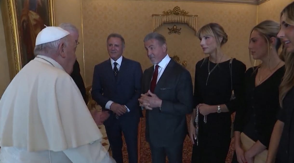 Sylvester Stallone kihívta bokszolni a pápát, amikor nála járt - videó
