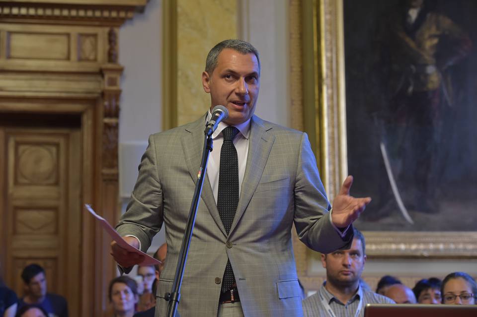 Lázár János kétmilliárd forintot osztott szét emberei között