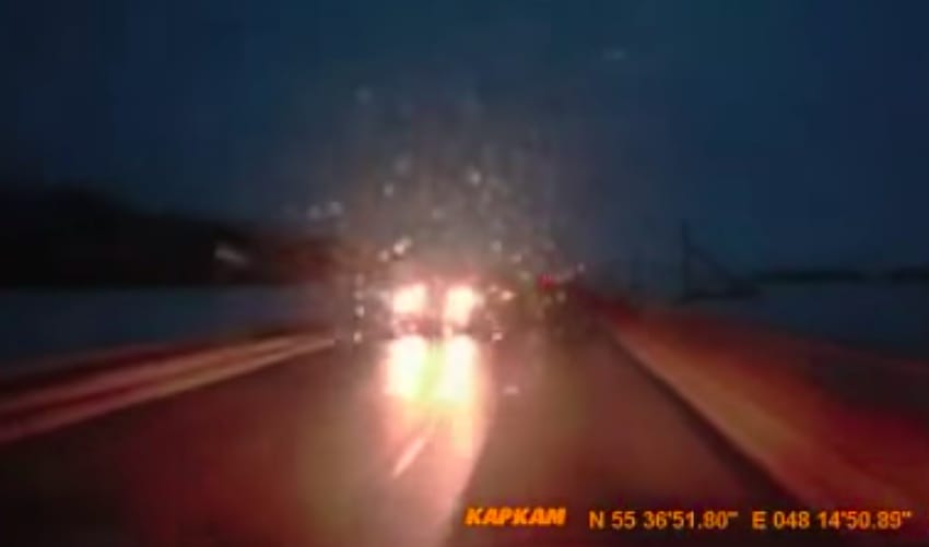 Videó: a semmiből tűnt fel, frontális baleset lett a vége – ön észrevette volna a közeledő autót?