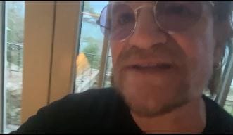 Megrendítő dalt írt a koronavírusról Bono