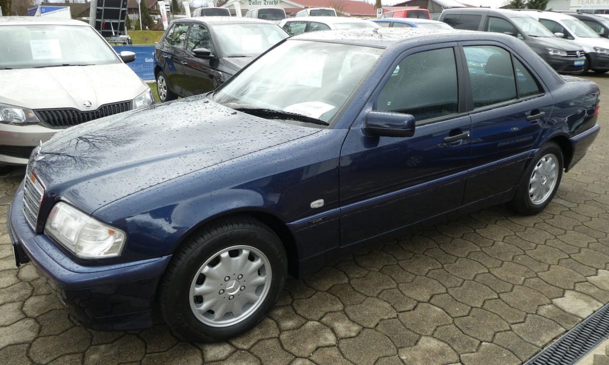 Közel 30 éves, mégis vadonatúj Mercedes C-osztály vár új gazdára