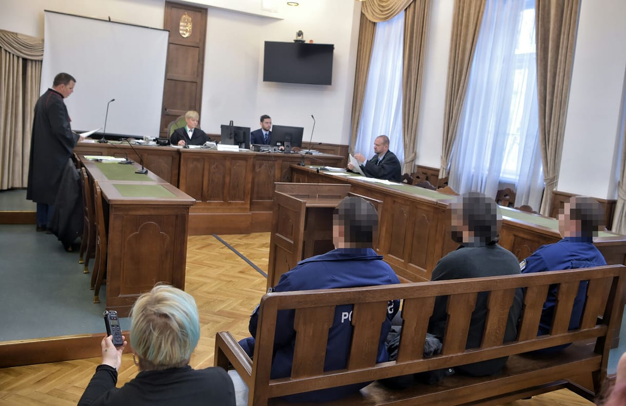 27.128 forintos kárt okozott a Kossuth téri zászlórudat összefújó tüntető - ma már ítéletet hoznak