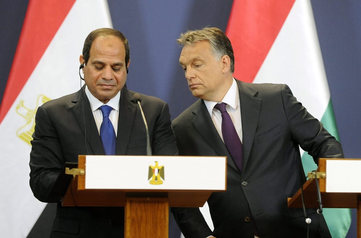 Elnök akar maradni Egyiptomban az Orbánnal is kezet rázó Szíszi