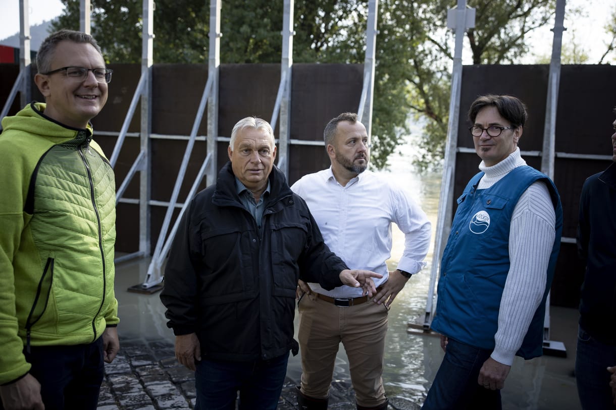 Orbán Viktor: Ha Brüsszelre várnánk, nyakig állnánk a vízben