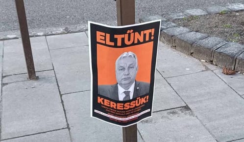 Plakátokon keresi az eltűnt Orbán Viktort a Momentum