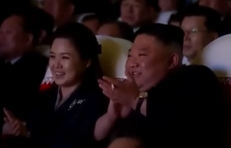 Zseniális klip készült arról, hogy Kim Dzsung Un az I Want to Break Free-re tapsikol